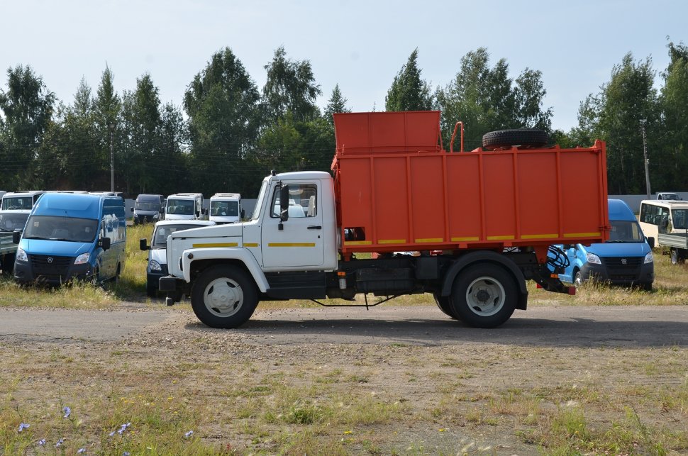 Мусоровоз КО-440–2 с боковой загрузкой на шасси ГАЗ 3309